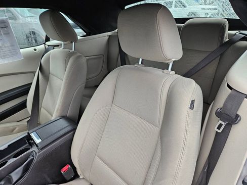 Used 2010 Ford Mustang Convertible image 12