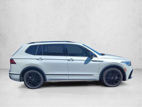 Used 2022 Volkswagen Tiguan SE R-Line FWD image 4