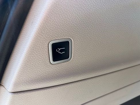 Used 2017 Chrysler Pacifica Touring-L image 16