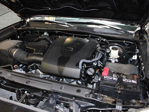 Used 2020 Toyota Tacoma SR5 RWD image 49