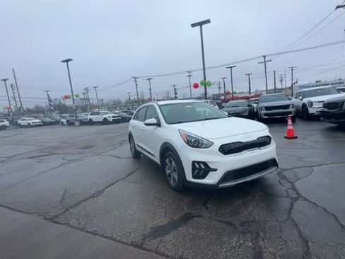 Certified 2022 Kia Niro LX image 2