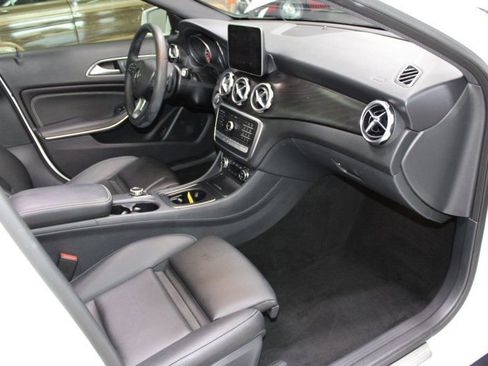 Used 2019 Mercedes-Benz GLA 250 4MATIC w/ Premium Package image 8