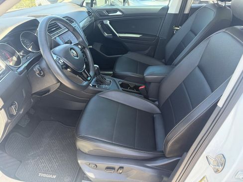 Used 2021 Volkswagen Tiguan SE w/ Panoramic Sunroof Package FWD image 11