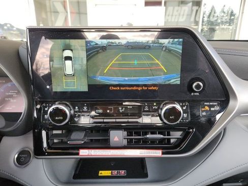 New 2026 Toyota Highlander Platinum image 14