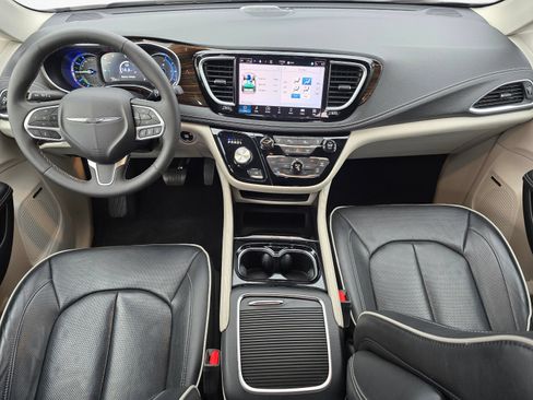 Used 2022 Chrysler Pacifica Limited FWD image 16