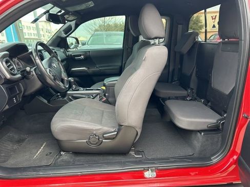 Used 2016 Toyota Tacoma TRD Sport image 12