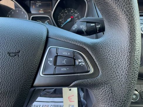 Used 2017 Ford Focus SE FWD image 9