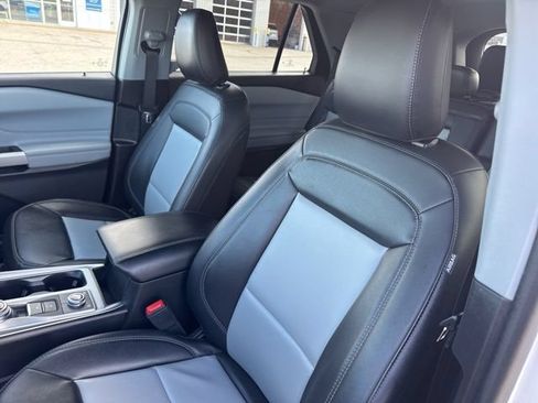 Used 2023 Ford Explorer XLT w/ Equipment Group 202A AWD/4WD image 18