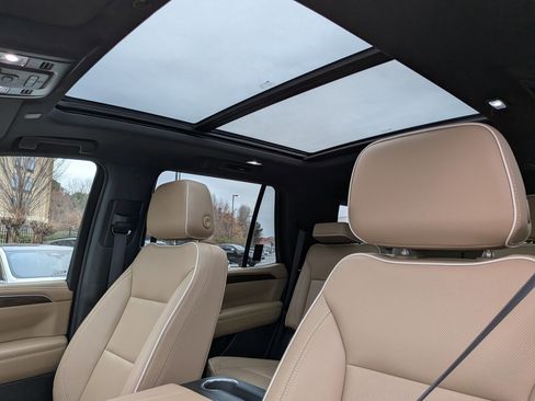 Used 2022 Chevrolet Tahoe Premier w/ Premium Package image 18