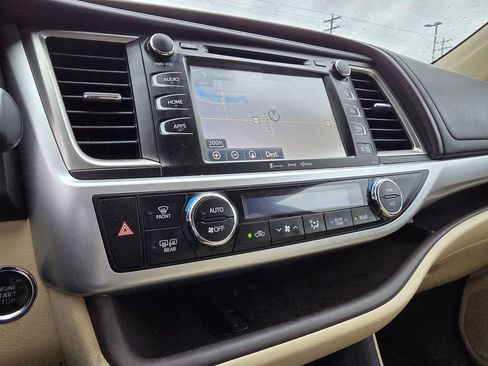 Used 2018 Toyota Highlander XLE image 19