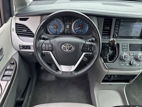 Used 2018 Toyota Sienna XLE w/ XLE Navigation Package FWD image 31