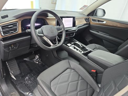 Certified 2024 Volkswagen Atlas SE w/ Panoramic Sunroof Package FWD image 17