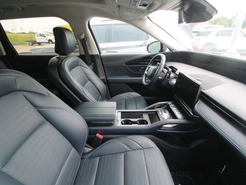 Used 2025 Lincoln Nautilus Reserve AWD/4WD image 18