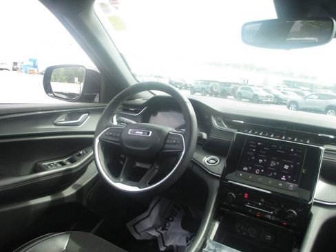 Used 2024 Jeep Grand Cherokee Altitude AWD/4WD image 24