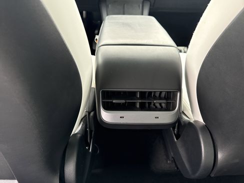 Used 2022 Tesla Model Y Long Range AWD/4WD image 39