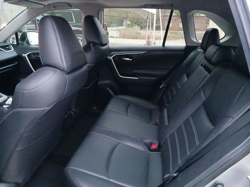 Used 2020 Toyota RAV4 XLE Premium image 5