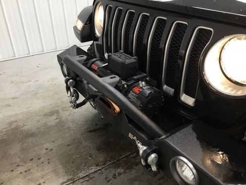 Used 2019 Jeep Wrangler Unlimited Sahara AWD/4WD image 4