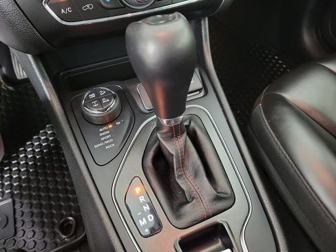 Used 2022 Jeep Cherokee Trailhawk AWD/4WD image 28