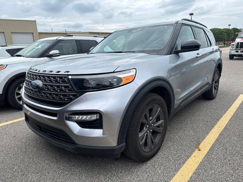 Used 2024 Ford Explorer XLT w/ Equipment Group 202A AWD/4WD image 2