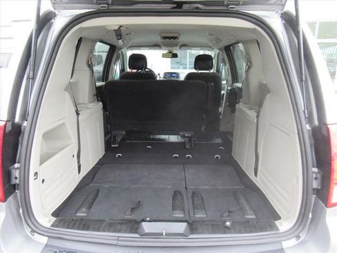 Used 2018 Dodge Grand Caravan SE w/ UConnect Hands-Free Group image 28