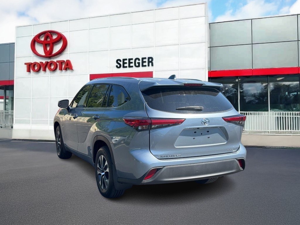 Used 2022 Toyota Highlander XLE AWD/4WD image 9