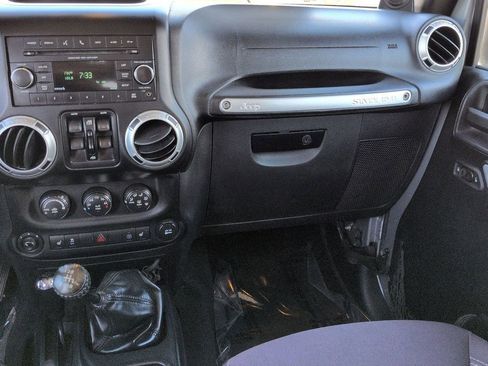 Used 2014 Jeep Wrangler Unlimited Sahara w/ Connectivity Group AWD/4WD image 28
