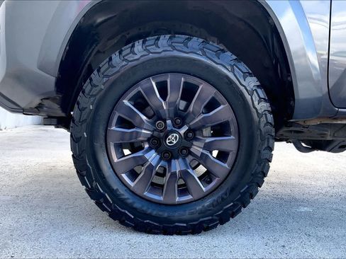 Used 2022 Toyota Tacoma Limited AWD/4WD image 8
