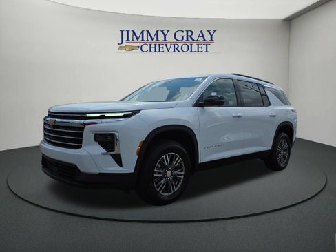 New 2026 Chevrolet Traverse LT w/ Driver Confidence Package FWD image 1