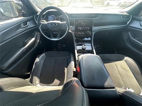 Used 2023 Jeep Grand Cherokee L Laredo image 17