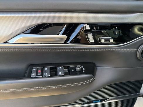 Used 2023 Jeep Grand Wagoneer Base image 12