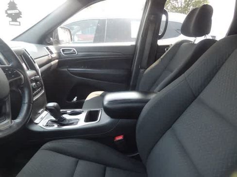 Used 2019 Jeep Grand Cherokee Laredo RWD image 9