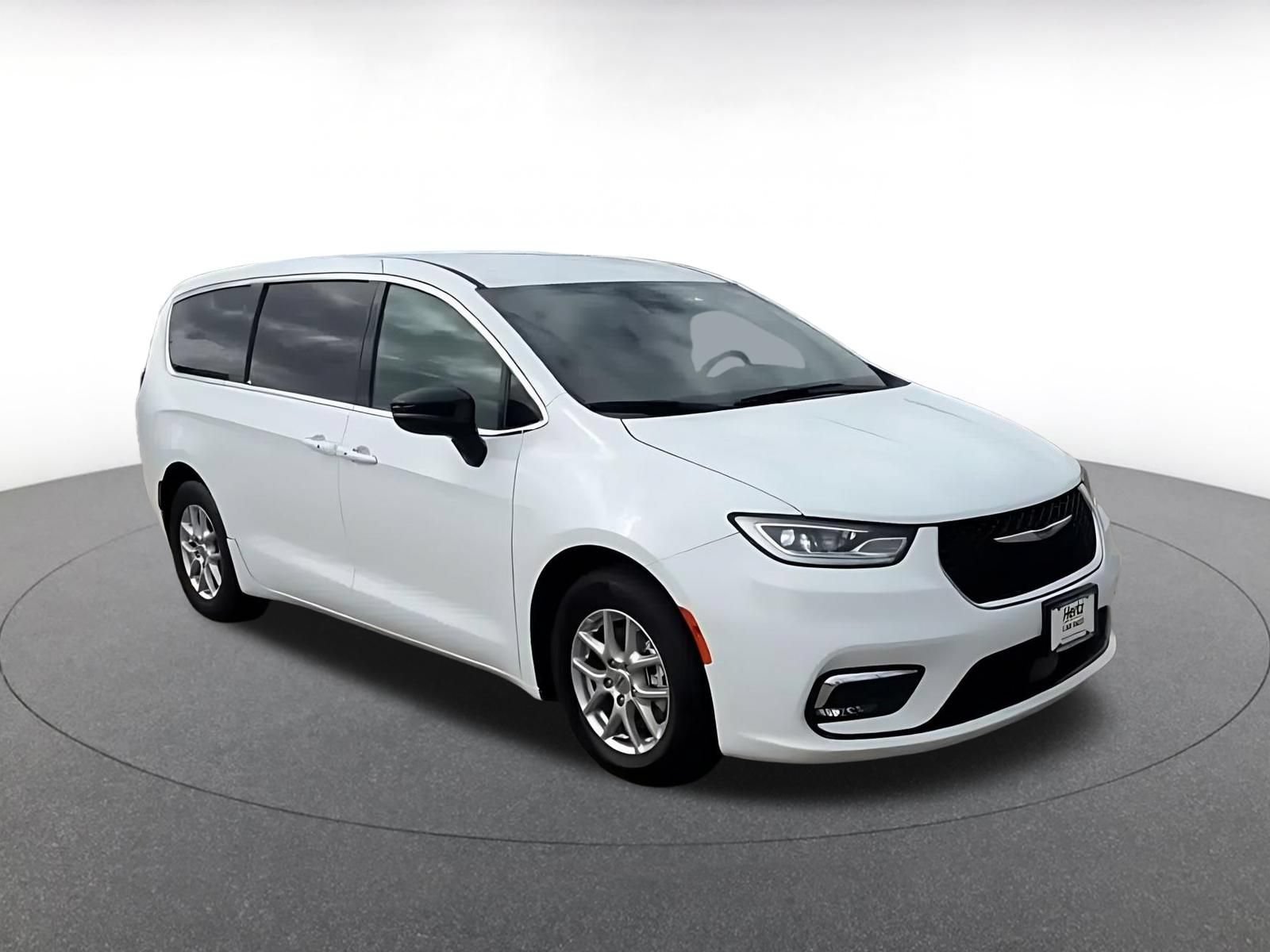 Used 2025 Chrysler Pacifica Select FWD image 2