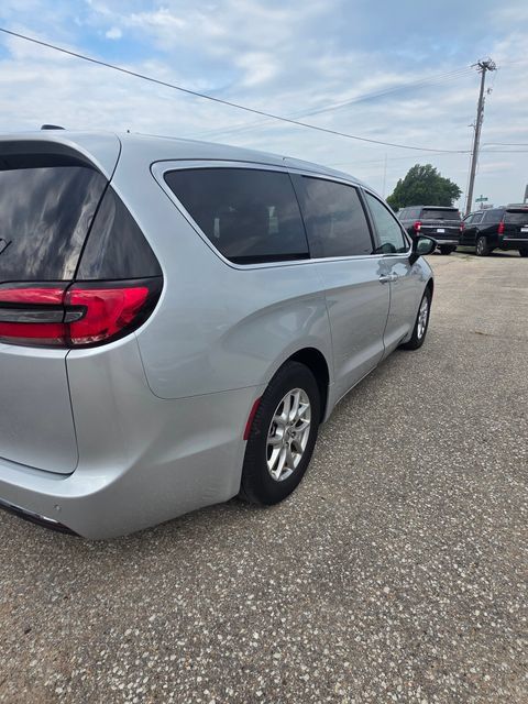 Used 2024 Chrysler Pacifica Touring-L FWD image 7
