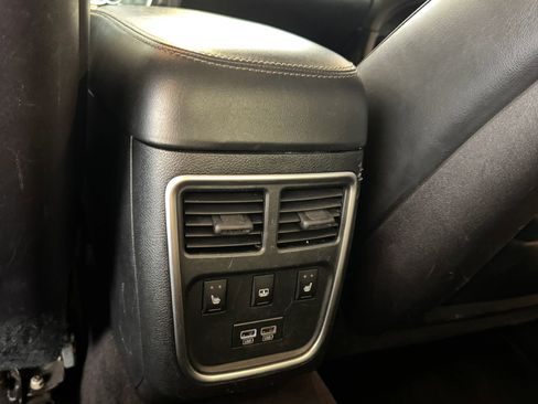 Used 2016 Chrysler 300 C image 24