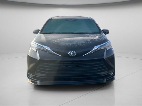 Used 2025 Toyota Sienna XLE image 11
