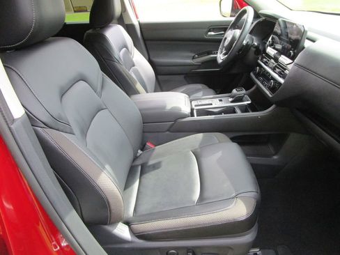 Used 2024 Nissan Pathfinder SL image 30