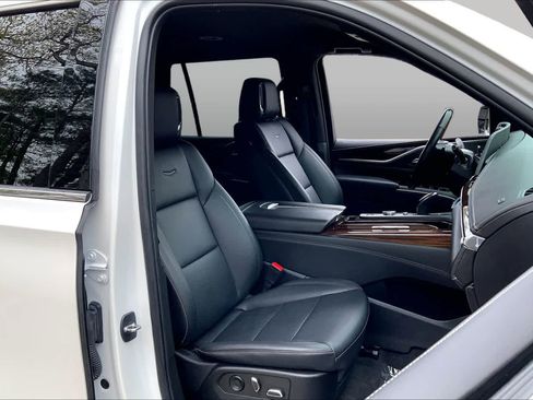 Used 2023 Cadillac Escalade Luxury AWD/4WD image 8