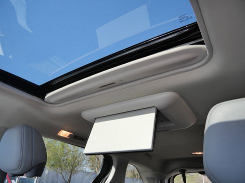 Used 2024 Toyota Sienna XLE w/ XLE Plus Package FWD image 33