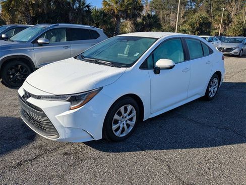 Used 2025 Toyota Corolla LE image 3