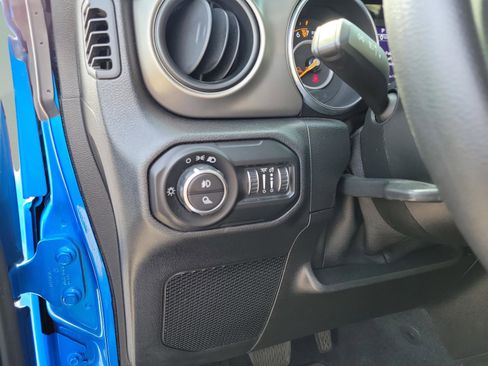 Used 2021 Jeep Gladiator Sport image 11