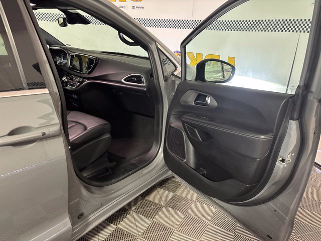 Used 2025 Chrysler Pacifica Select FWD image 13