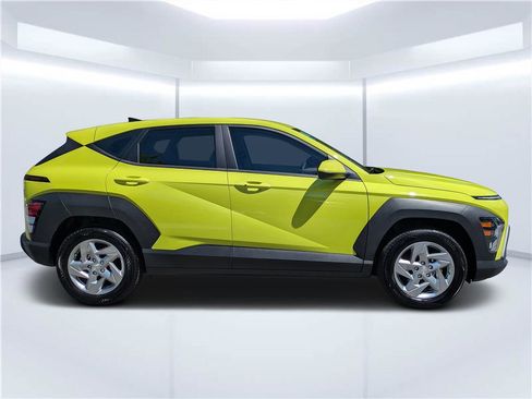 Certified 2025 Hyundai Kona SE FWD image 3