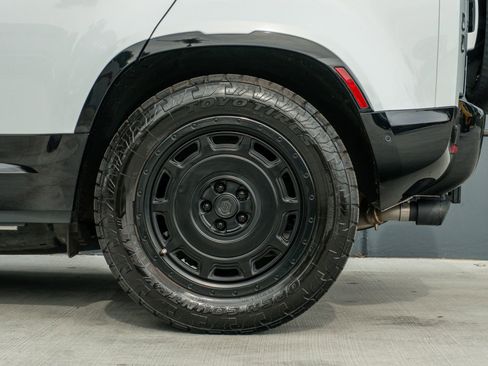 Used 2023 Land Rover Defender 110 image 18