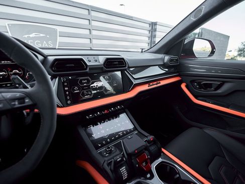 Used 2025 Lamborghini Urus SE image 81