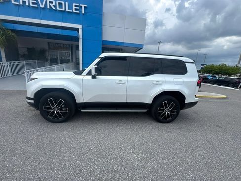 Used 2024 Lexus GX 550 w/ Accessory Package (2T) AWD/4WD image 2