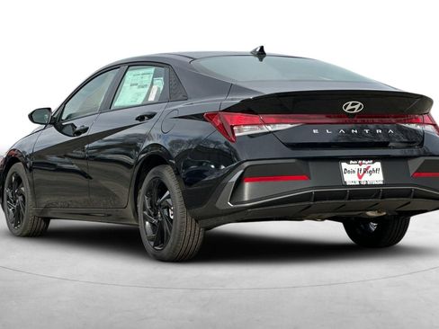 Used 2026 Hyundai Elantra Sport FWD image 4