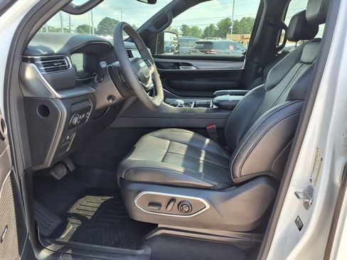 Used 2023 Jeep Wagoneer Series II w/ Convenience Group I AWD/4WD image 3