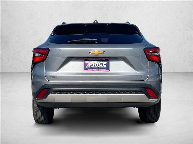 Used 2025 Chevrolet Trax LT w/ Driver Confidence Package FWD image 3