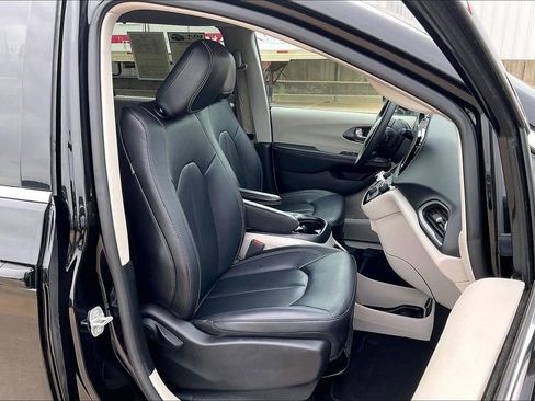 Used 2024 Chrysler Pacifica Touring-L FWD image 7