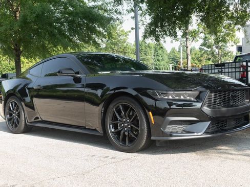 Used 2025 Ford Mustang Coupe RWD image 3